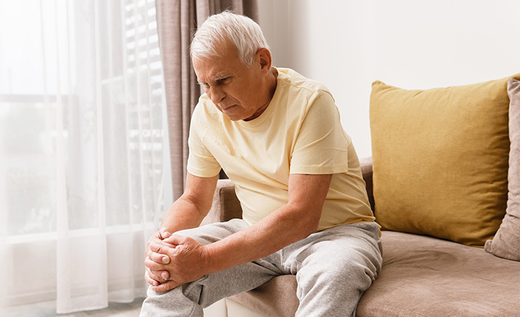 How to Manage the Symptoms of Arthritis in Elderly Seniors